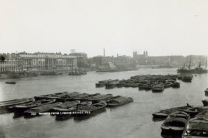 Postkort med udsigt over Themsen fra London Bridge af English Photographer