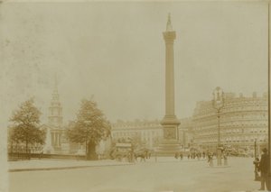 Postkort med et billede af Trafalgar Square af English Photographer