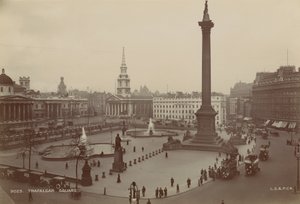 Postkort med et billede af Trafalgar Square af English Photographer