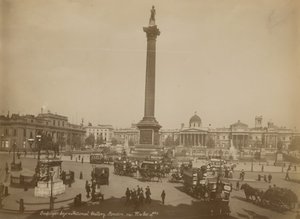 Postkort med et billede af Trafalgar Square af English Photographer