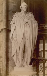 Postkort med et billede af en statue af Benjamin Disraeli af English Photographer