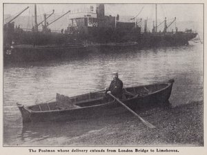 Postbud, hvis levering strækker sig fra London Bridge til Limehouse i en båd på Themsen, London (s/h foto) af English Photographer