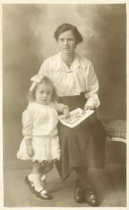Smuk pige, mor eller guvernante, der viser billeder til et lille barn (s/h-billede) af English Photographer