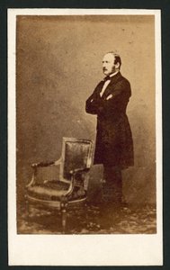 Prins Albert, stående bag en stol (s/h foto) af English Photographer