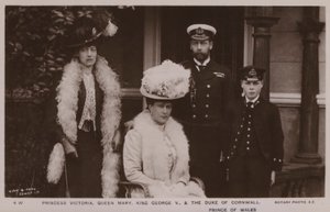 Prinsesse Victoria, dronning Mary, kong George V, hertugen af Cornwall (s/h foto) af English Photographer