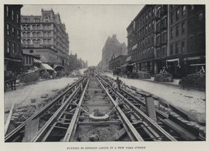 Indsættelse af ledningsforing i en New York Street (s/h-billede) af English Photographer
