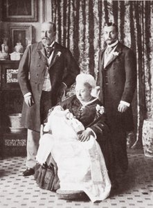 Dronning Victoria holder kong Edward VIII ved hans dåb den 16. juli 1894 af English Photographer