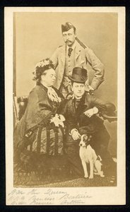 Dronning Victoria, Prinsesse Beatrice og Prins Arthur af English Photographer