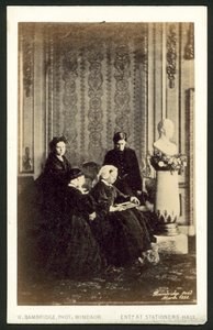 Dronning Victoria og medlemmer af hendes familie af English Photographer