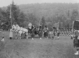 Dronning Victoria præsenterer farver for Cameron Highlanders, 1873 af English Photographer