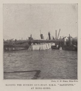 Rejsning af Sunken Gun-Boat, HMS Sandpiper, i Hong-Kong af English Photographer