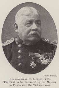 Kontreadmiral H J Raby, VC, den første, der blev dekoreret af hendes Majestæt personligt med Victoria Cross af English Photographer