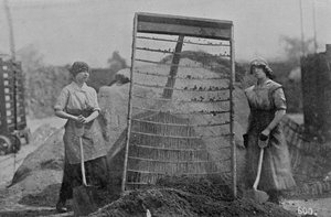 Riddling Cinders, War Office-fotografier, 1916 (bw-foto) af English Photographer