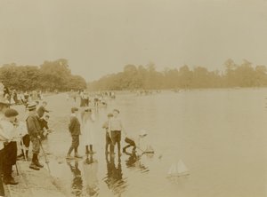 Round Pond, Kensington Gardens, London af English Photographer