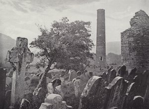 Rundetårn, St. Kevins Cross og køkken, Glendalough af English Photographer