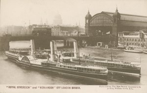 Royal Sovereign og Koh-I-Noor ud for London Bridge af English Photographer