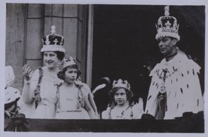 Kongelig familie, efter kroningen af kong George VI (s/h foto) af English Photographer