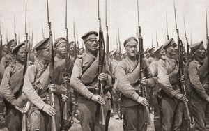 Russisk infanteri på parade og præsenterer våben under Første Verdenskrig, fra The Illustrated War News, 1915 af English Photographer