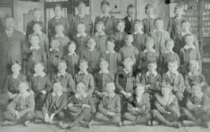 Skolegruppe, ukendt skole, 1895 af English Photographer