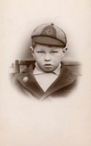 Skoledreng i uniform (s/h-billede) af English Photographer