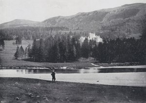 Skotland: Invercauld, fra floden (s/h foto) af English Photographer