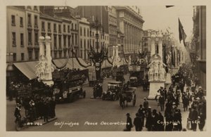 Selfridges, Fredsdekorationer af English Photographer