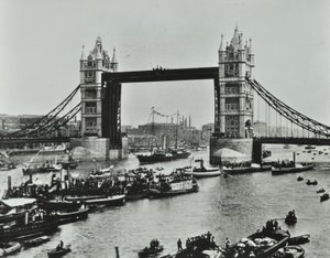 Skibe passerer under Tower Bridge, 1894 af English Photographer