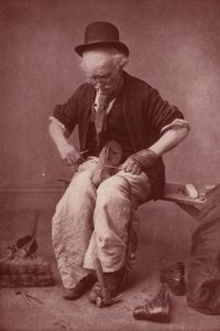 Skomager på arbejde (s/h-foto) af English Photographer