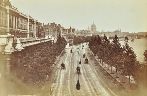 Somerset House, Victoria Embankment, Westminster LB: ser mod nord fra Waterloo Bridge, 1895 af English Photographer