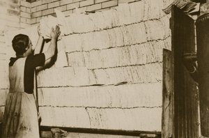 Stabling af usyret brød til påsken i et hebraisk bageri (sepia-billede) af English Photographer