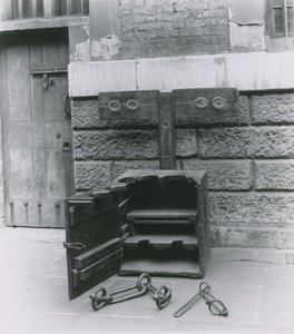 Aktier og lænker udstillet i Newgate Prison af English Photographer