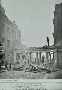 Strand, Westminster LB: Beaufort Buildings, brandskade, 1890 af English Photographer