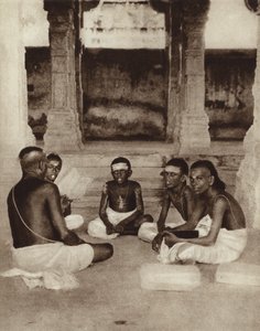 Elever på en tempelskole i Ramesworam, Madras, Indien (s/h-foto) af English Photographer