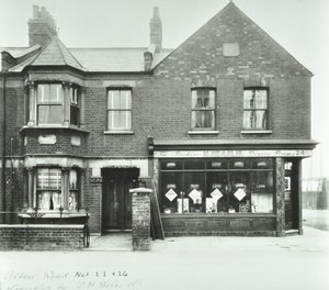 The Beehive Dining Rooms 97.0 ALB, 1899 af English Photographer