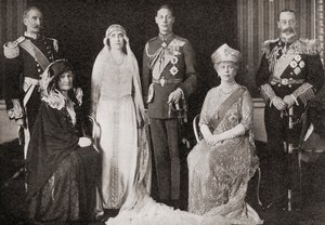 Den britiske kongefamilie ved brylluppet mellem hertugen og hertuginden af York, 1923, fra The Story of Twenty Five Years, udgivet 1935 af English Photographer