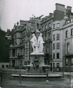 The Brown Fountain, Park Lane, London af English Photographer