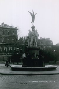 The Brown Fountain, Park Lane, London af English Photographer