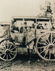 Deadwood diligencen i London - Buffalo Bill stående, John Nelson i kassen af English Photographer