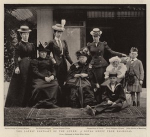 Det seneste portræt af dronningen, en kongelig gruppe fra Balmoral af English Photographer