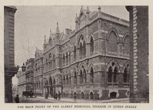 Hovedfronten af Albert Memorial College i Queen Street af English Photographer