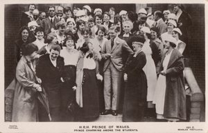 Prinsen af Wales (senere kong Edward VIII), med en gruppe kvindelige studerende (s/h foto) af English Photographer