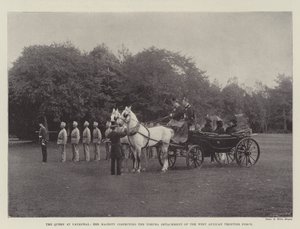 Dronningen i Balmoral, Hendes Majestæt inspicerer Yoruba-afdelingen af den vestafrikanske grænsestyrke af English Photographer
