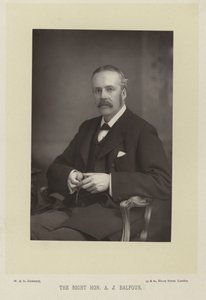 Den højre Hon. A. J. Balfour af English Photographer