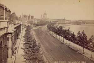 The Thames Embankment, London af English Photographer