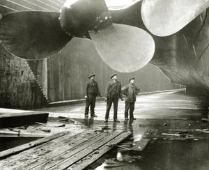 Titanics propeller i Thompson Graving Dock i Harland & Wolff, Belfast, Irland, 1910-11 af English Photographer