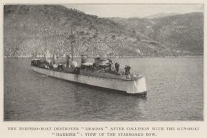 Torpedo-båds ødelæggerdrage efter kollision med pistolbådsharrieren, udsigt over styrbords stævn af English Photographer