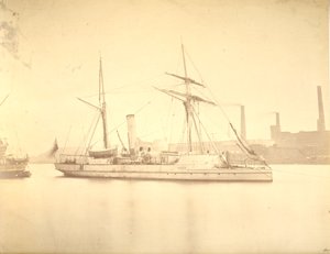 Styrbords side af kanonbåden "Delta" fortøjet i floden Tyne, ca. 1876 af English Photographer