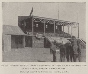 Deres tidligere fængsel, nyligt frigivne britiske tropper uden for Grand Stand, Pretoria Racecourse af English Photographer
