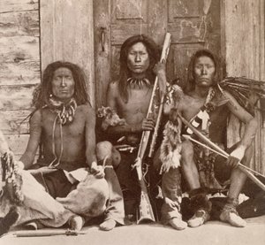 Three Indian Braves, fotograferet af Royal Engineers on the Forty-Ninth Parallel (sepia foto) af English Photographer