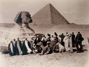 Turister, der besøger Sfinxen i Giza. af English Photographer